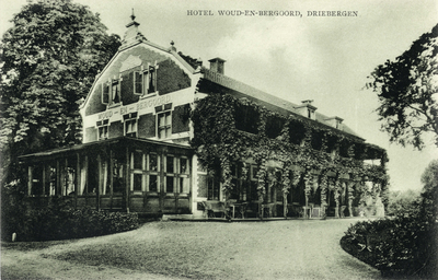 10033 Gezicht op de linker- en voorgevel van het hotel Woud en Bergoord te Rijsenburg.N.B. Het hotel is in 1929 ...